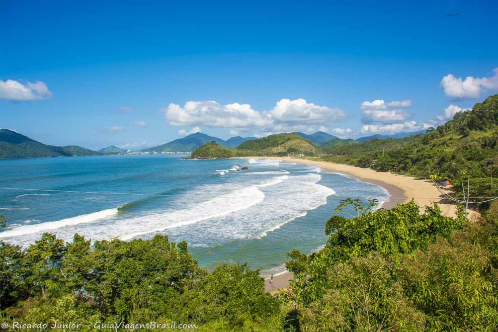 Imagem das ondas na Praia Vermelha do Norte.